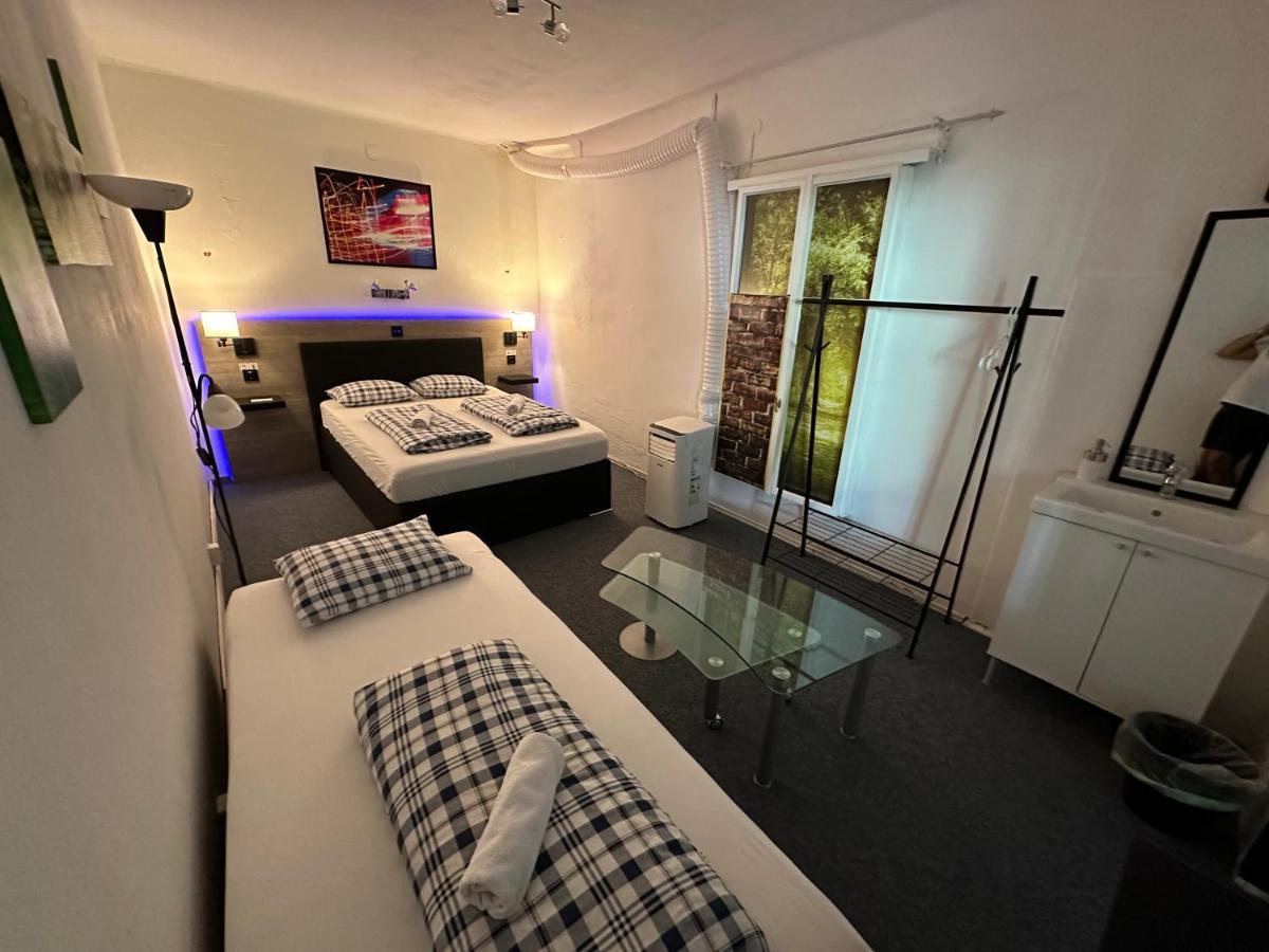 Hostel Lovely Rooms, City Center, Shared Bathroom, Windows To Corridor Villach Eksteriør billede