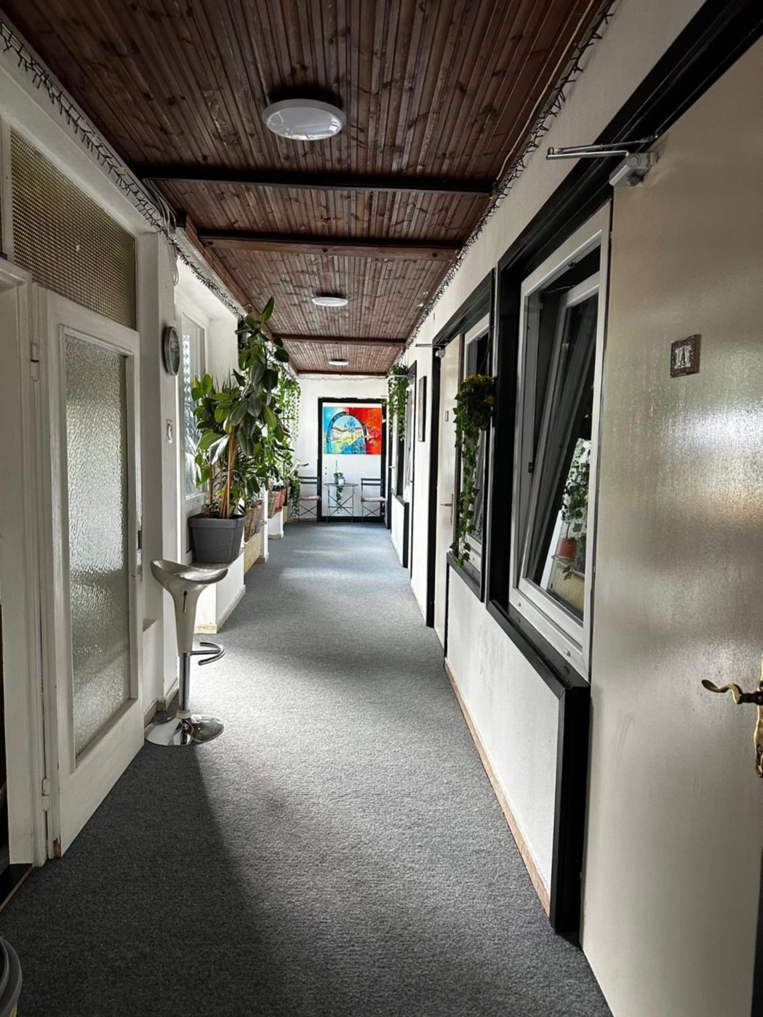 Hostel Lovely Rooms, City Center, Shared Bathroom, Windows To Corridor Villach Eksteriør billede
